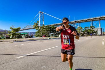 O atleta Caique Saraiva na Maratona de Floripa