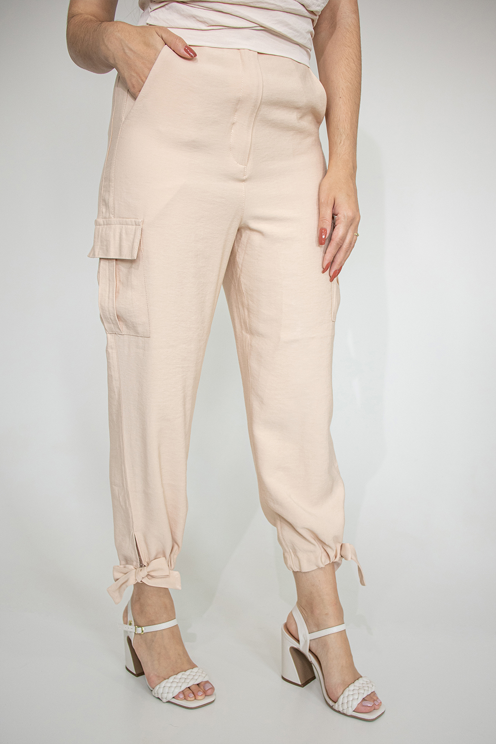 calça cargo com bolsos laterais