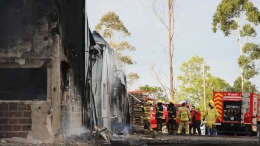 Feroz incendio en Misiones: una fábrica de resina se prendió fuego y las pérdidas son totales – Titulares