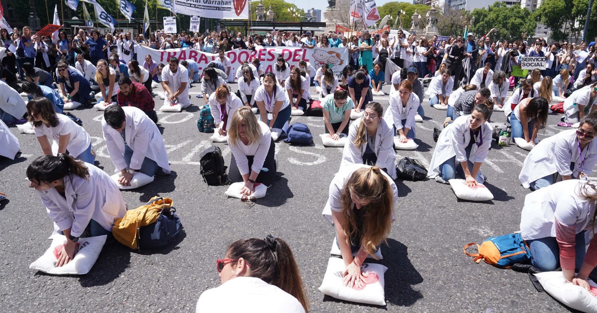 Los residentes médicos rechazan un salario de 196 mil pesos y reclaman 250 mil en mano / Sociedad