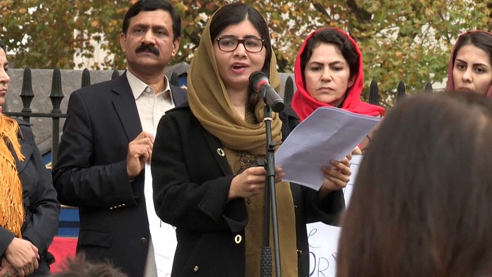 Malala Yousafzai pide en una manifestación en Londres que los Gobiernos no olviden a las afganas