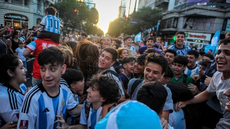 Banderazos de aliento a la Selección desde el Obelisco y varias esquinas porteñas