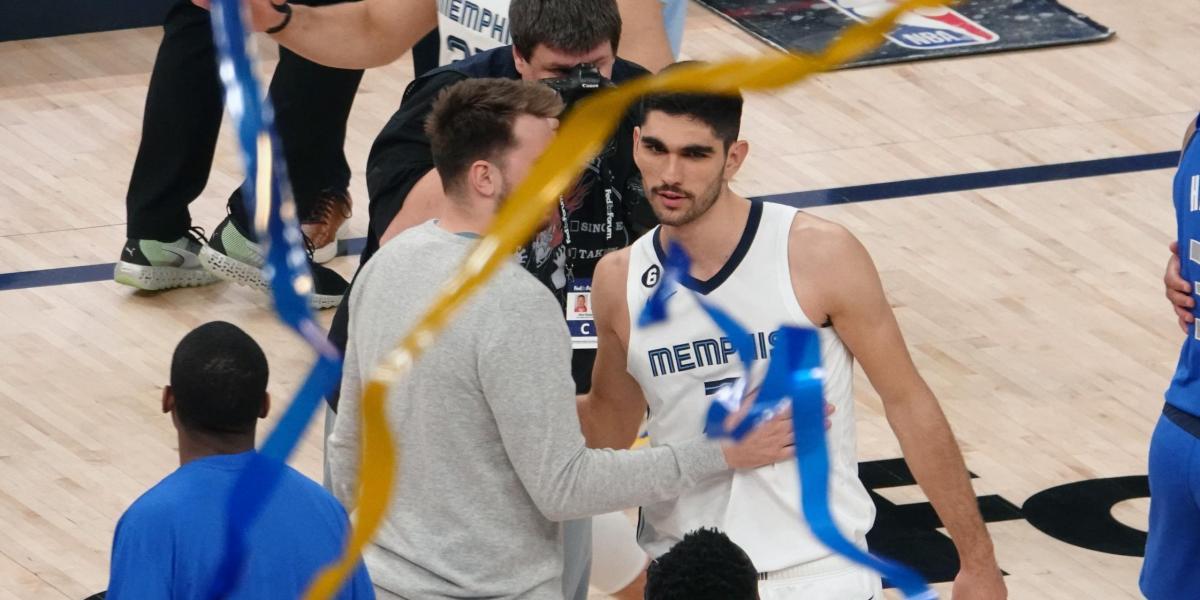 El mejor Aldama se entromete en los planes de Irving y Doncic y todos se rinden a él – España