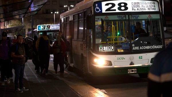 el Gobierno autorizó que las empresas puedan cubrir los recorridos de otras líneas cuando suspenden el servicio / Sociedad