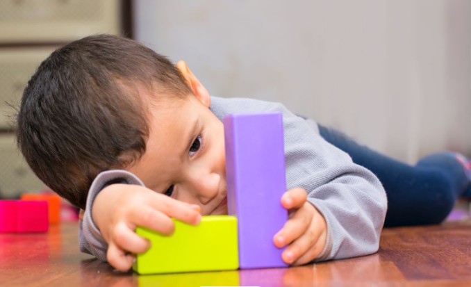 niño desarrollando habilidades de lenguaje y atención