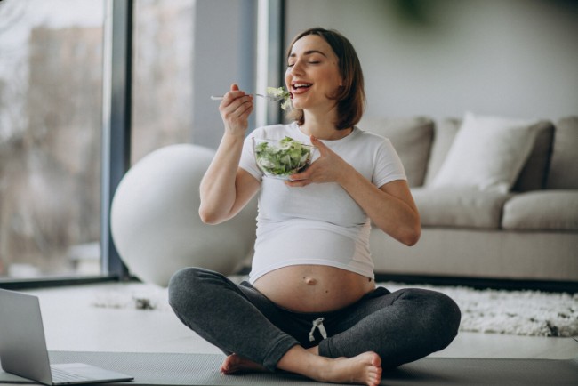 Descubre cómo mejorar tu nutrición y hábitos durante un embarazo gemelar