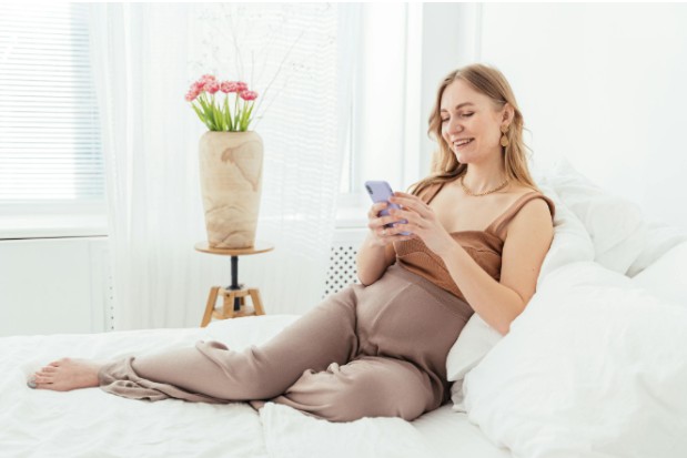 Uso de aplicaciones móviles y tecnología digital para el seguimiento del embarazo.