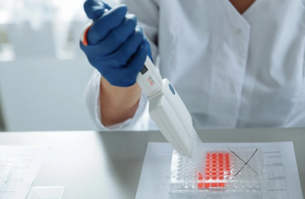 Consulta médica sobre uso responsable y regulado de terapias con células madre.