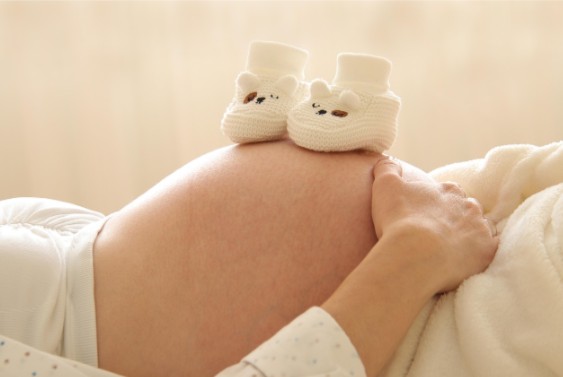 Mamá embarazada siguiendo recomendaciones de autocuidado durante embarazo de alto riesgo.