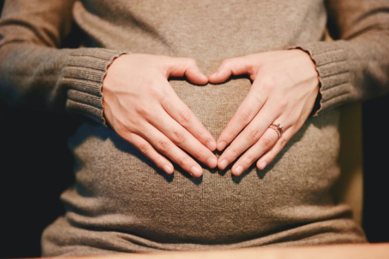 Ecografía prenatal utilizada para monitorear el desarrollo del bebé durante el embarazo