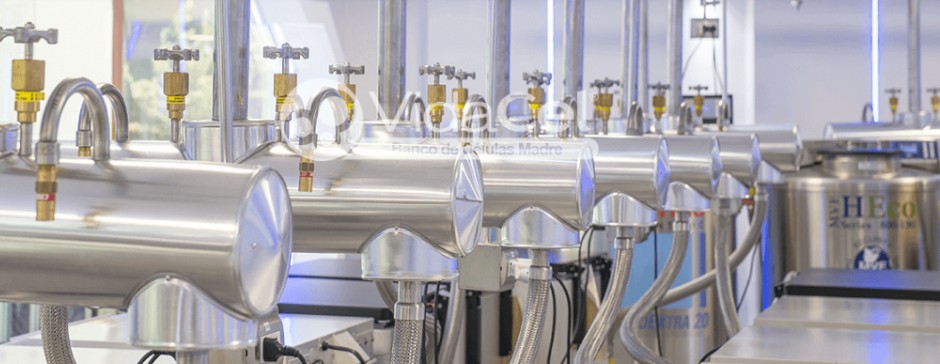Laboratorio especializado en criopreservación de células madre con monitoreo tecnológico.