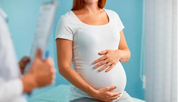 mujer embarazada sintiendo movimientos del bebé