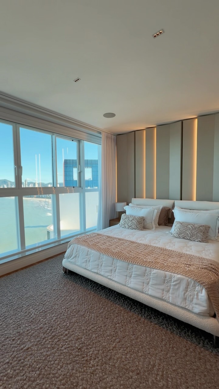 Uma cobertura duplex para viver Balneário Camboriú de outra perspectiva.

Com piscina privativa, suítes amplas e uma vista privilegiada da cidade, o imóvel combina espaço, conforto e privacidade em um