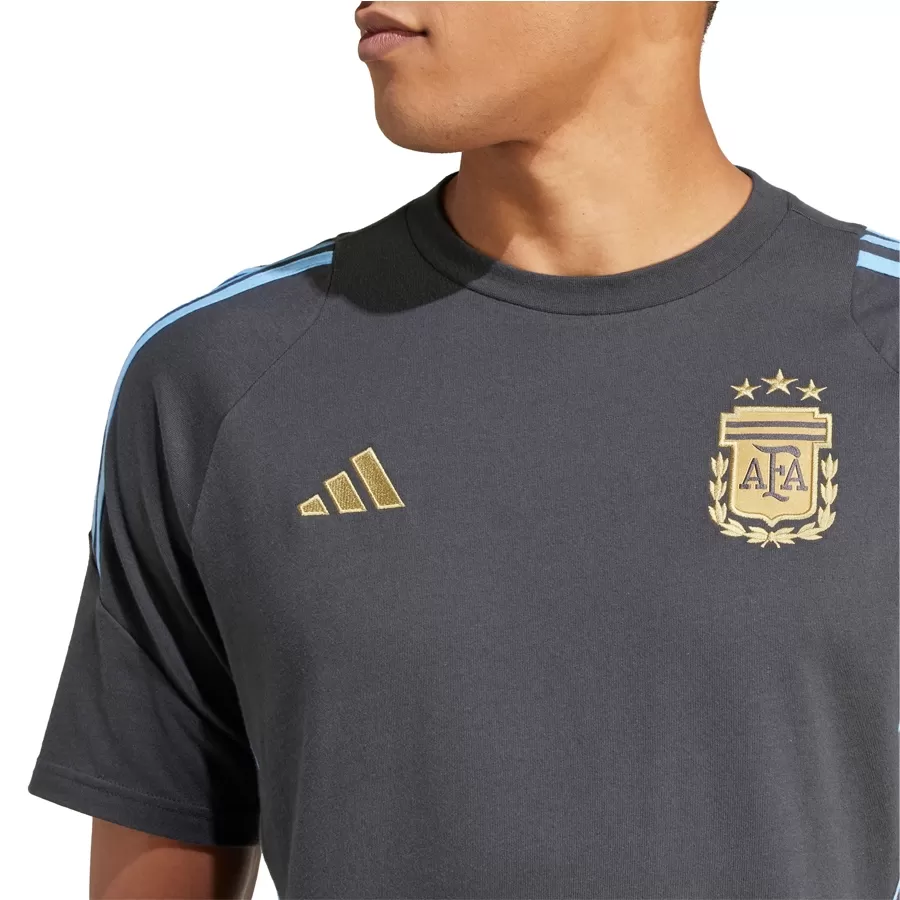 Imagen 3 de 5 de Remera adidas Argentina 24-GRIS/CELESTE