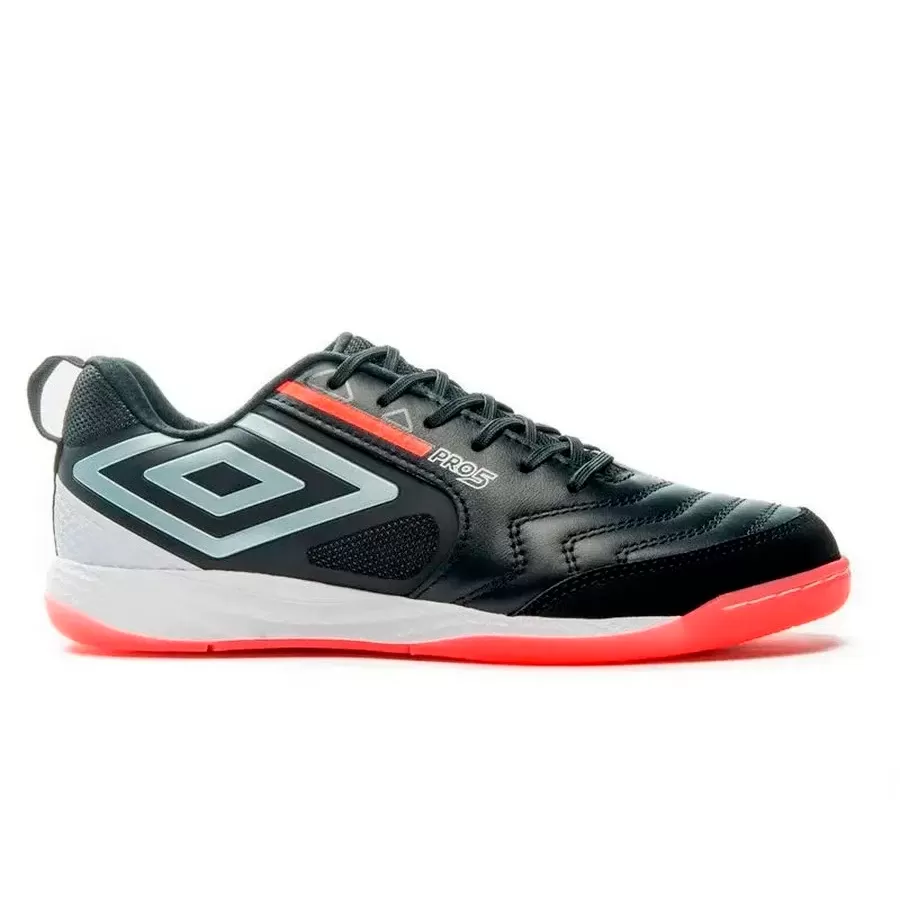 Imagen 0 de 4 de Botines Umbro Sala Pro 5 Bump-NEGRO/PLATA/CORAL