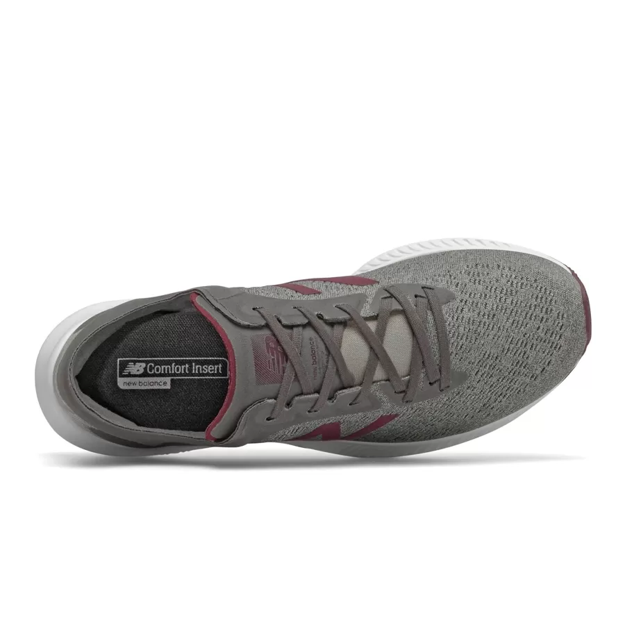 Imagen 3 de 5 de Zapatillas New Balance Pesu-GRIS/GRAFITO/ROJO